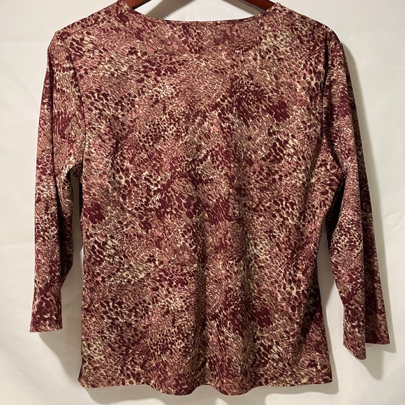 Cute patterned top with a tie in the front. - Picture 3 of 4